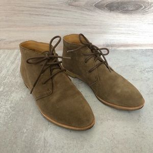Clarks Phenia Desert Boot in Khaki Suede. Size 6.5
